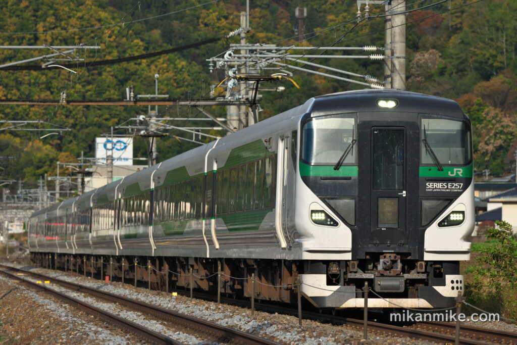 篠ノ井線を走行するE257系OM-91編成