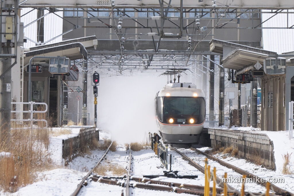 雪を巻き上げて走る383系特急しなの号