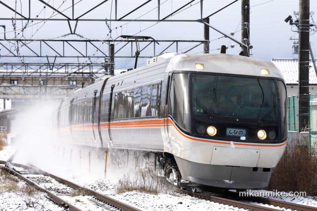雪を巻き上げて走る383系特急しなの号