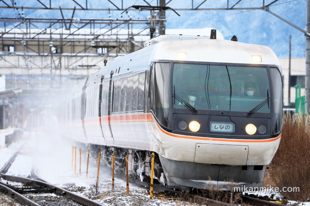 雪を巻き上げて走る383系特急しなの号
