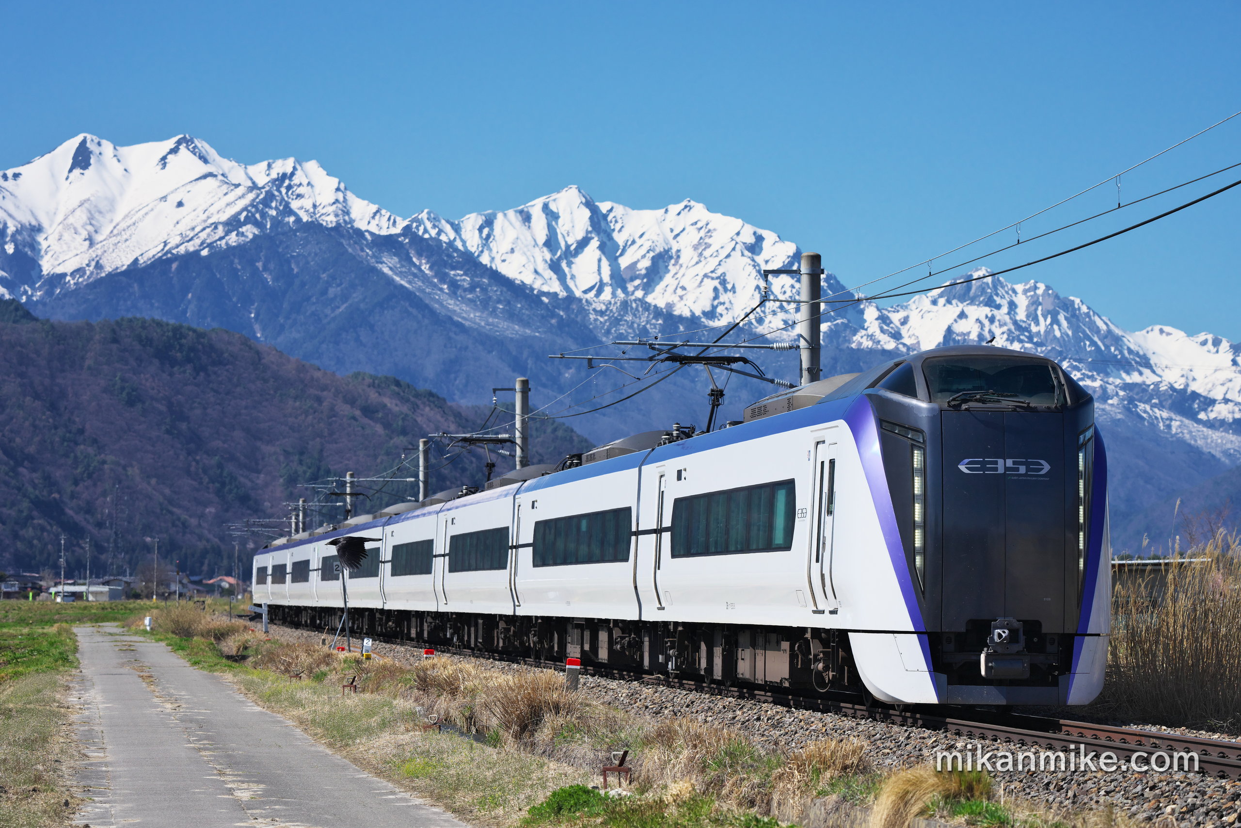 残雪の北アルプスとE353系特急あずさ