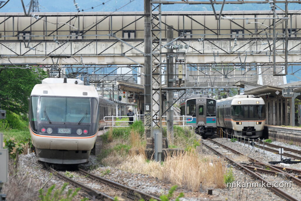 明科駅での交換