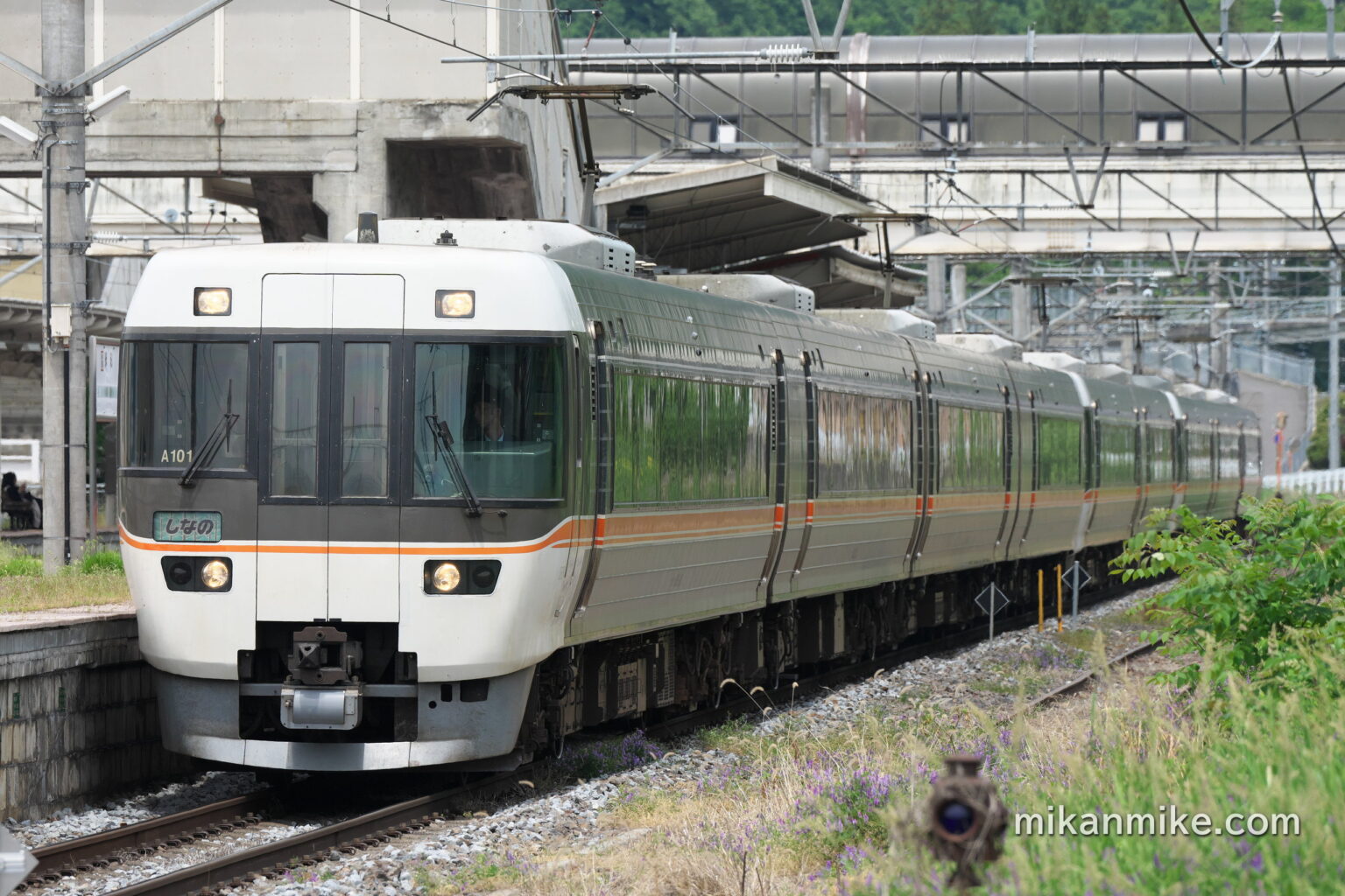 篠ノ井線を走行する383系付属編成のみで構成された10両編成(383系L編成)の特急しなの号