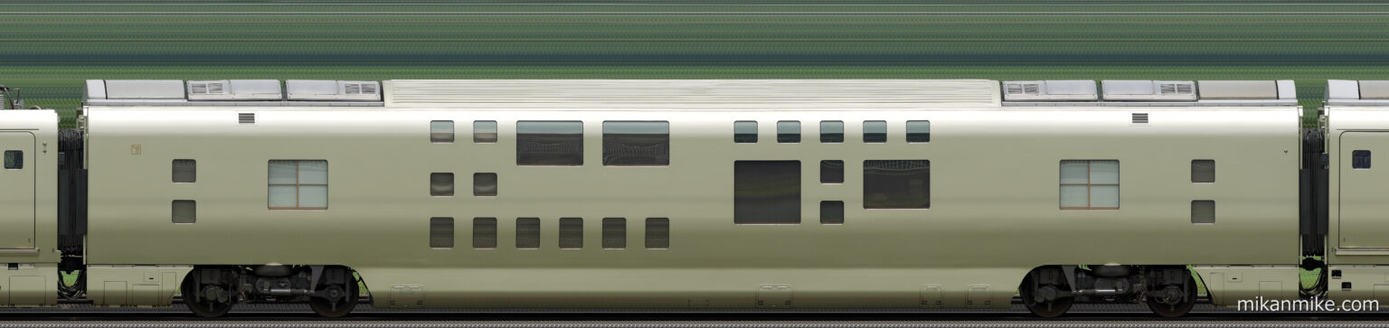 E001形 7号車のサイドビュー