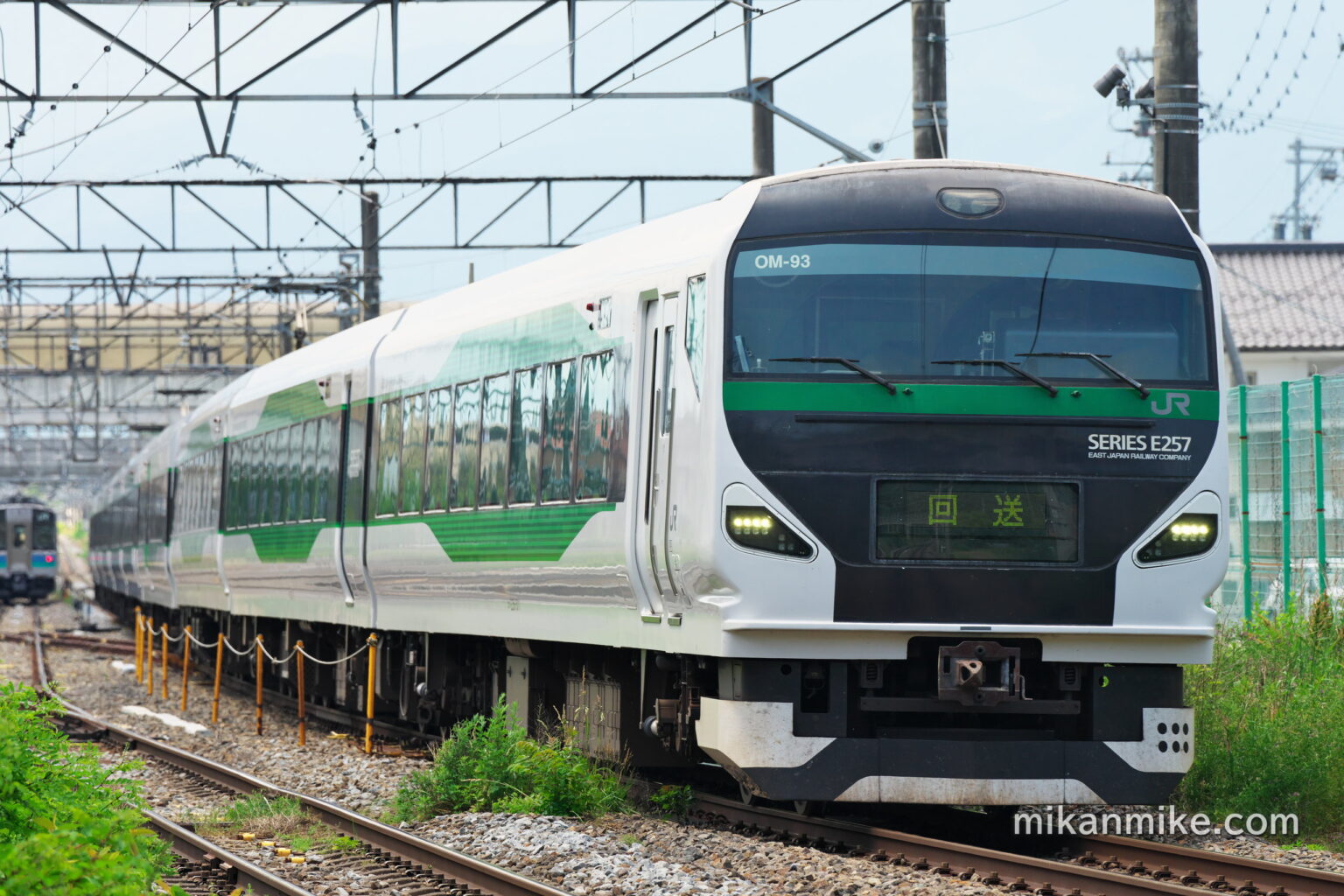 篠ノ井線を下り長野へ回送されるE257系5000番台、OM-93編成