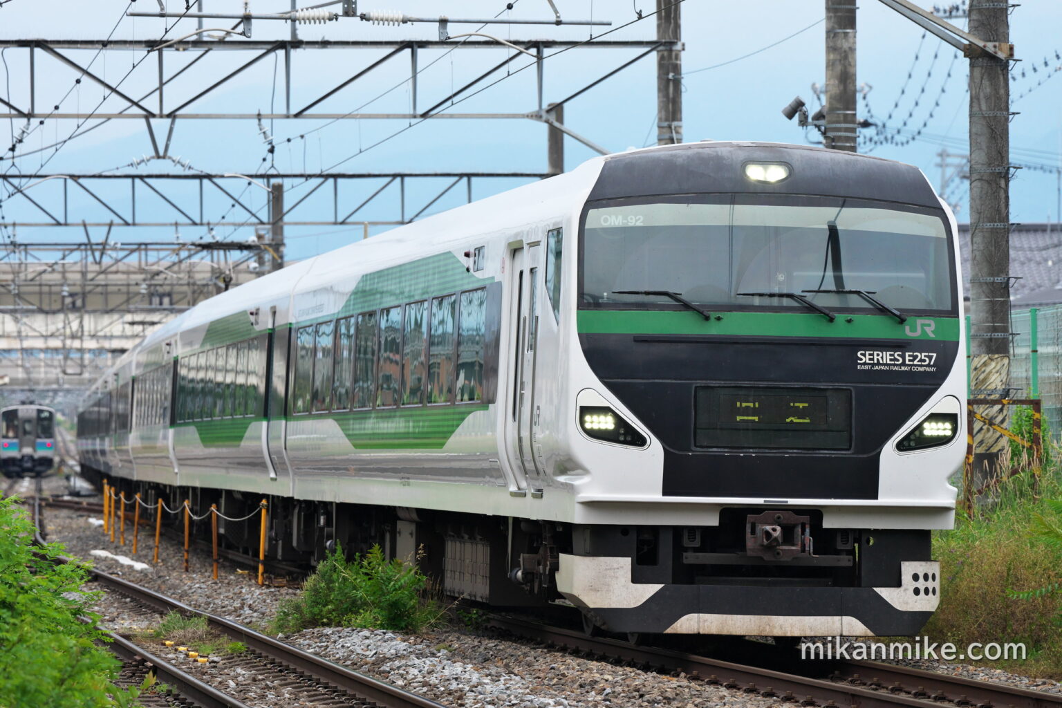 篠ノ井線を走行するE257系OM-92編成