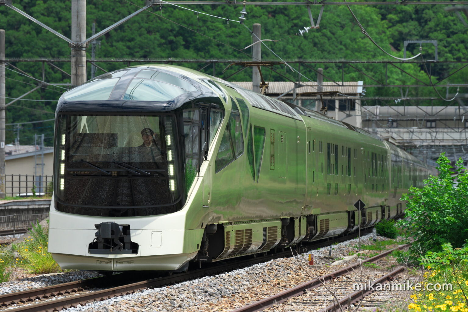 篠ノ井線を走行するE001形、TRAIN SUITE 四季島