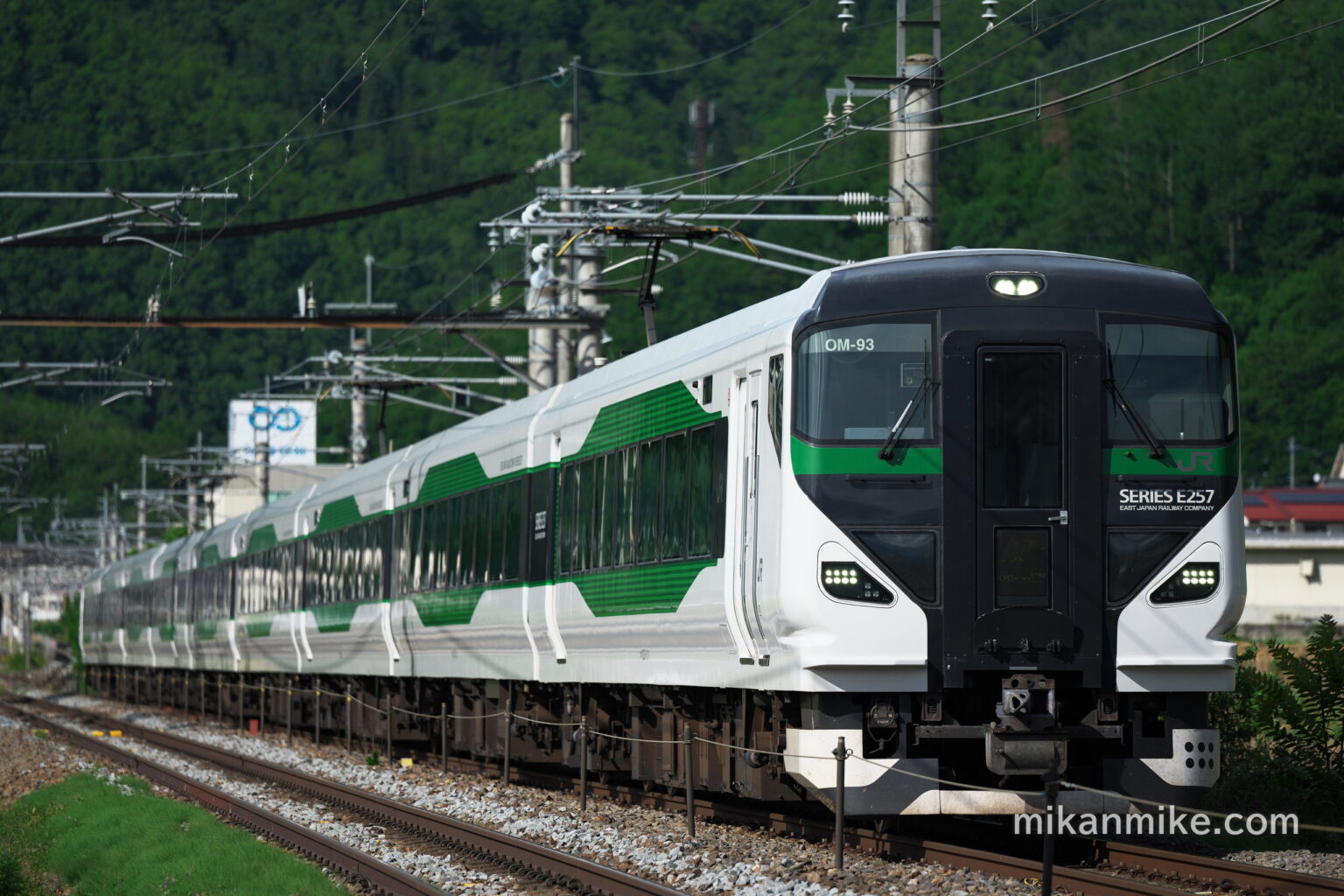 篠ノ井線を走行するE257系5000番台、OM-93編成。