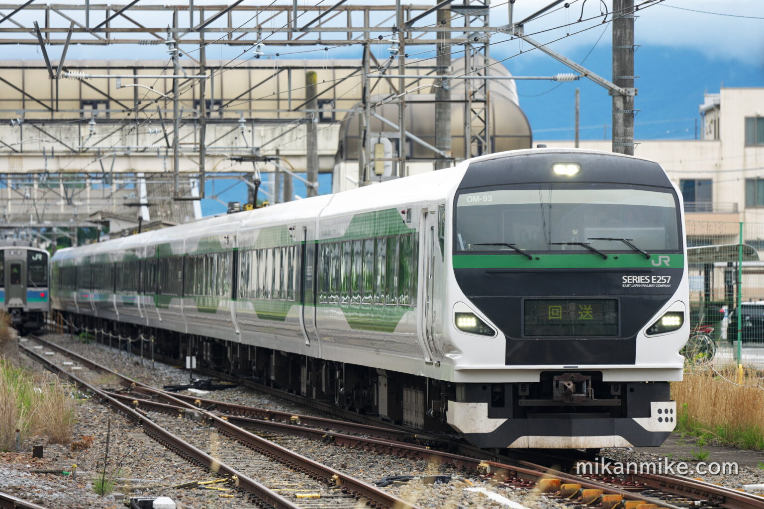篠ノ井線を走行するE257系5000番台のOM-93編成。