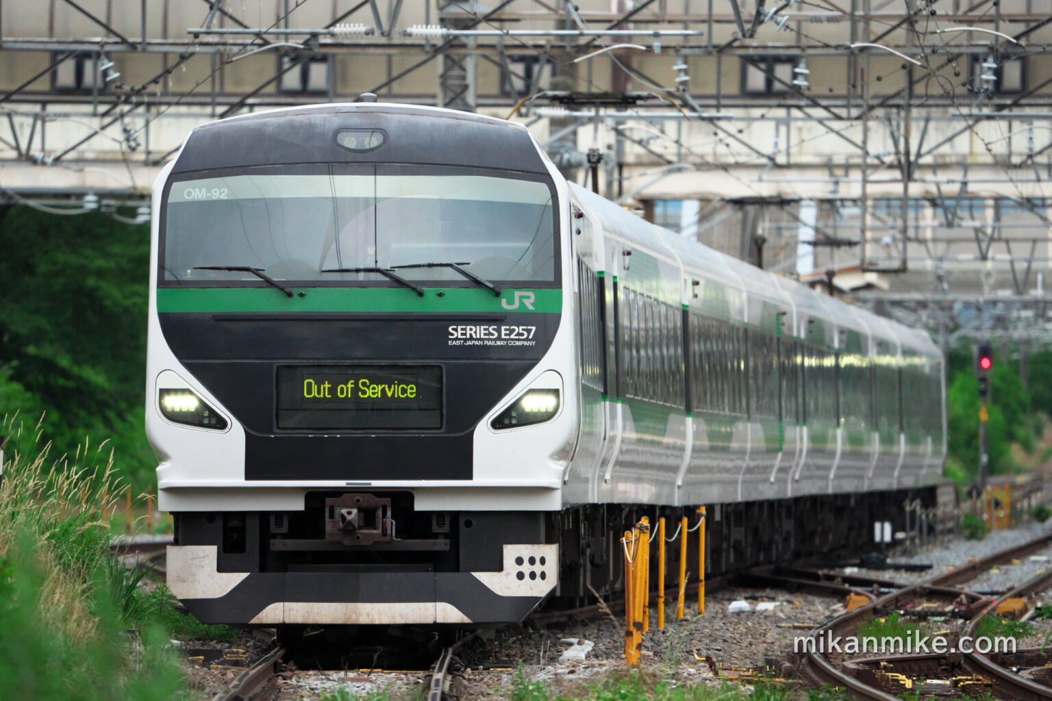 篠ノ井線を回送で走行するE257系5000番台、OM-92編成