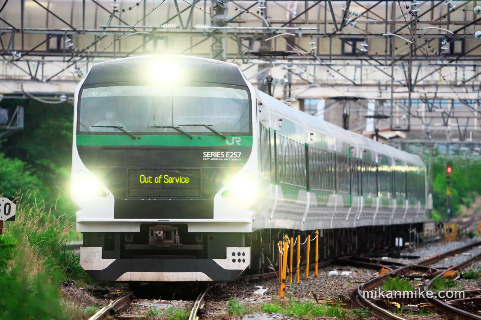 篠ノ井線を走行するE257系5000番台OM-92編成。ニゴナナの強力なハイビームが眩しい。