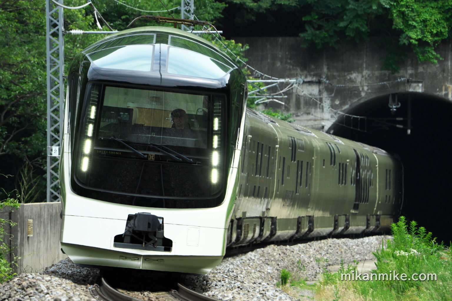 篠ノ井線を走行するTRAIN SUITE 四季島