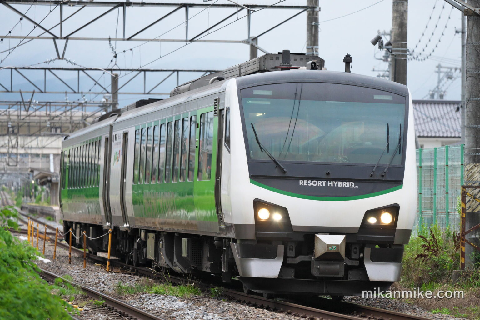 リゾートビューふるさとの車両、HB-E300系を使用した「信濃大町駅110周年号」