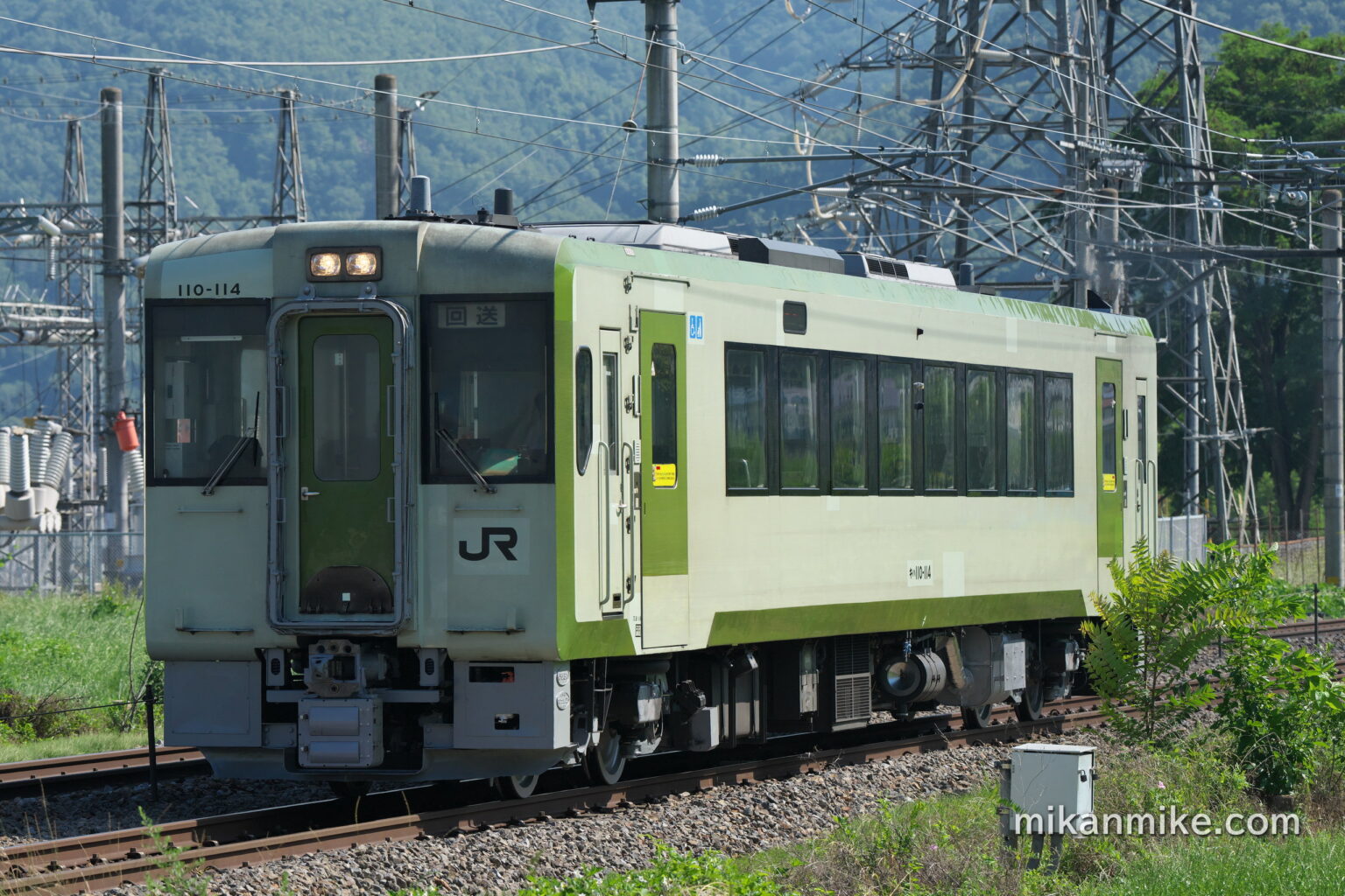 篠ノ井線を走行する小海線のキハ110系、キハ110-114。