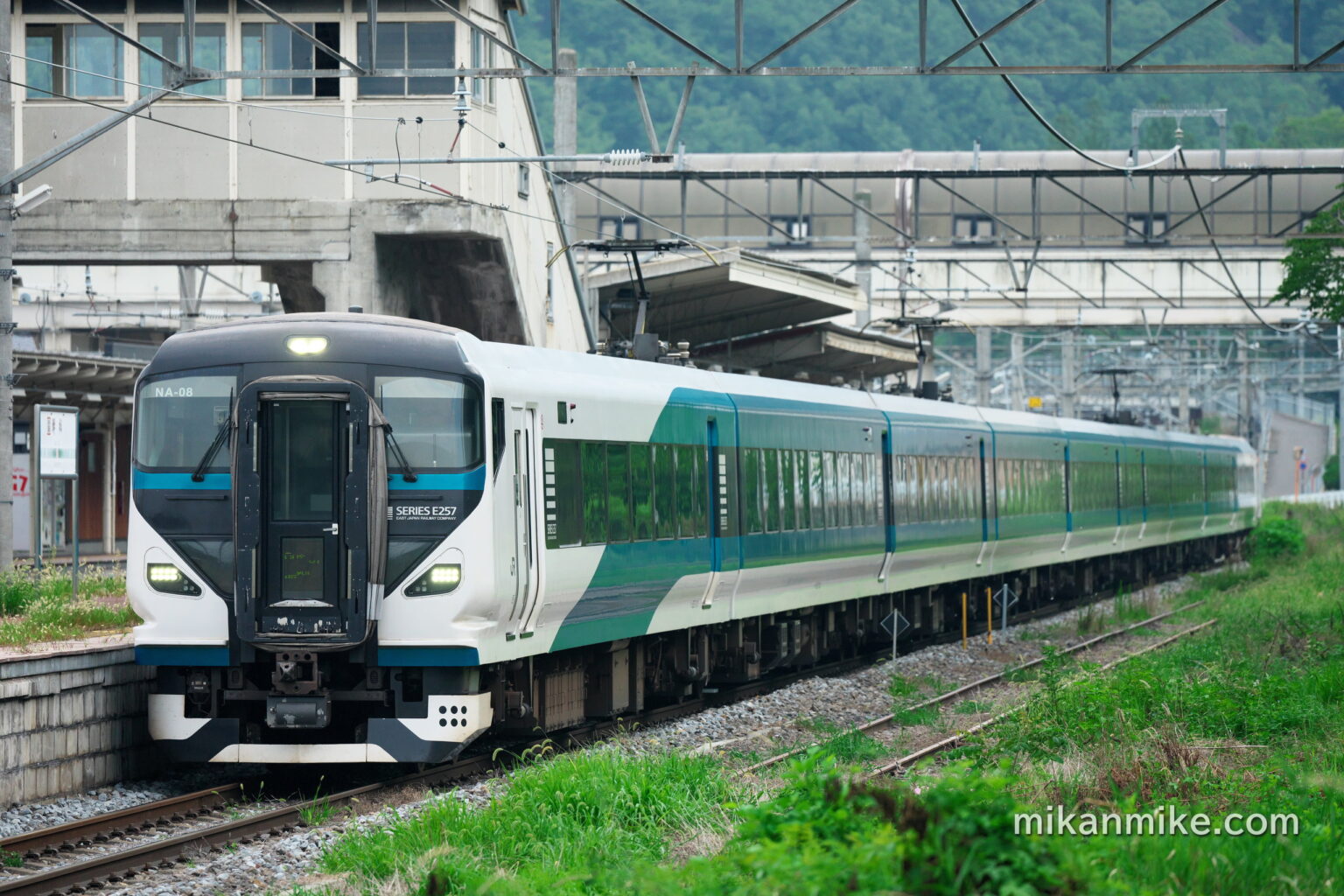 篠ノ井線を走行するE257系2000番台、NA-08編成。