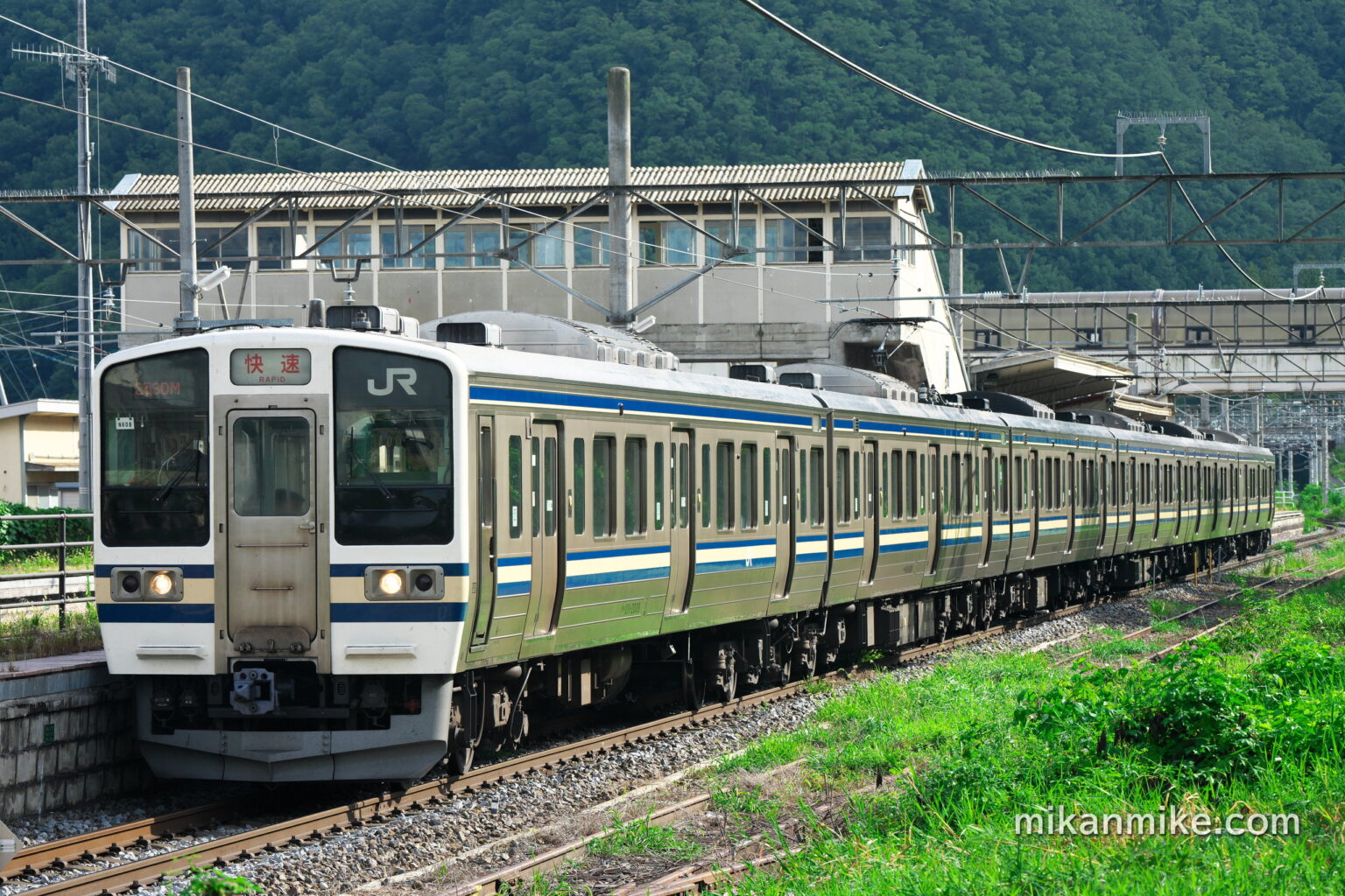 快速幕で朝の篠ノ井線を走行する横須賀色の211系n608編成。