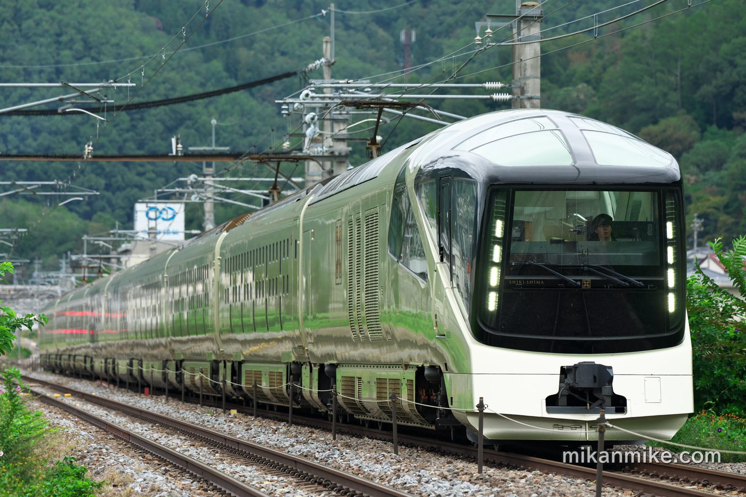 篠ノ井線を走行するE001形TRAIN SUITE四季島