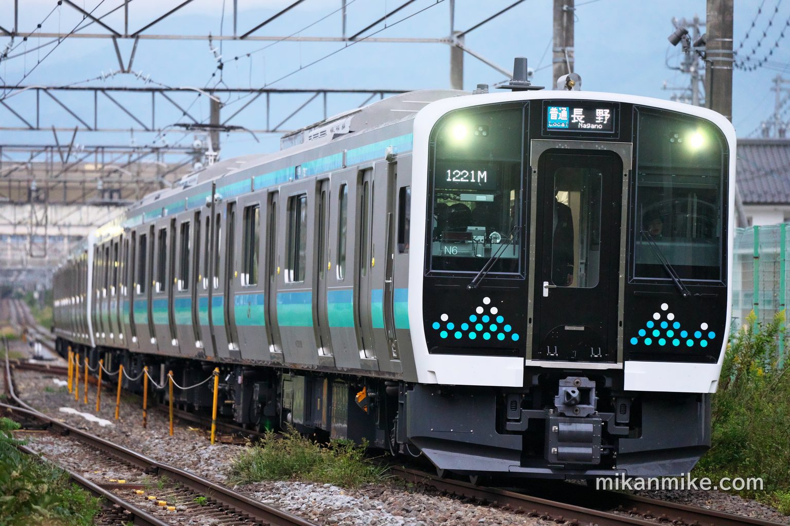篠ノ井線を走行するE131系200番台(N6編成+N5編成)。松本発長野行きの1221Mに充当された。