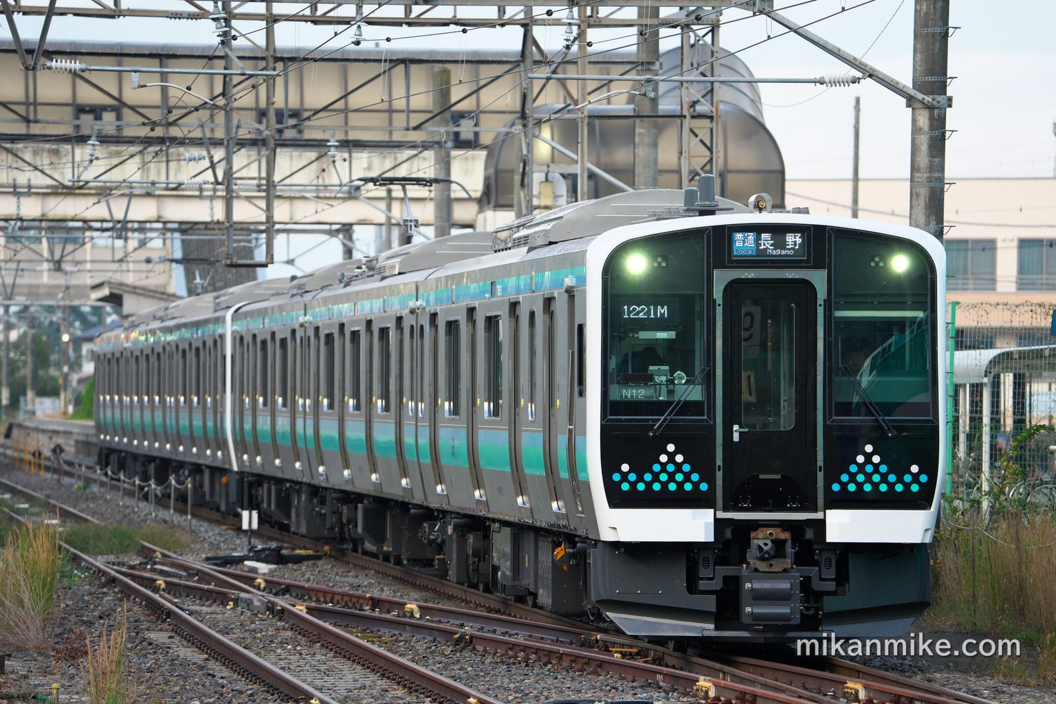 篠ノ井線を走行するE131系N12編成、松本発長野行き始発列車。